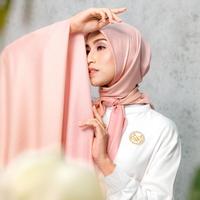 Gambar MAETALA - Super Fine Gradient Scarf Roseanna - Jilbab dari Maetala Indonesia undefined 1 Tokopedia