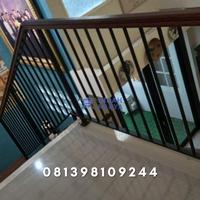 Gambar railing tangga minimalis modern handel kayu - handrail kayu dari Indah Karya Las undefined 2 Tokopedia