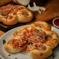 Gambar Pizza Sosis - Roti Oleh oleh Khas Cirebon dari Strawberry Delight undefined 2 Tokopedia