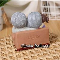 Gambar patung pajangan kakek nenek anak cium sofa oldman oma opa dekorasi dari Gloria Bellucci. undefined 2 Tokopedia