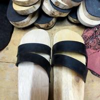 Gambar sandal bakiak kayu wanita model silang dari PENGRAJIN SANDAL WUDHU undefined 4 Tokopedia