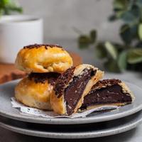Gambar pia coklat khas bali original by Lynn Cake dari Lynn cake & bakery undefined 1 Tokopedia