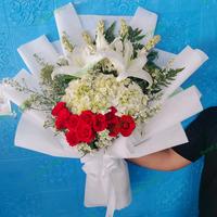 Gambar hand bouqet bunga asli/mawar/lily dari florist juanda undefined 1 Tokopedia