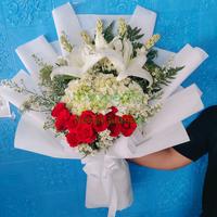 Gambar hand bouqet bunga asli/mawar/lily dari florist juanda undefined 3 Tokopedia