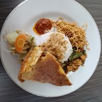 Gambar Nasi Campur Telur Dadar dari Nasi Goreng dan Nasi Campur, Kedai Azalia undefined 1 Tokopedia