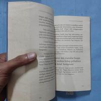 Gambar Buku suka miskin's spring board kala diri berjarak dengan kemerdekaan dari tyfesa book undefined 3 Tokopedia