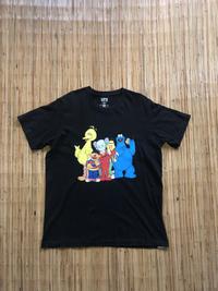 Gambar Uniqlo X Kaws X Sesame Street dari berkahthrift undefined 1 Tokopedia