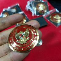 Gambar pin kemhan / pin kementerian pertahanan - krah biasa dari calvindadon atribut logam undefined 4 Tokopedia