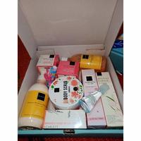 Gambar 1KG BEBAS REQUEST Hampers Scarlett Whitening / Gift Box Scarlett - ISI 2 PCS dari MhayOfficial undefined 1 Tokopedia