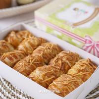 Gambar BOLEN GOELA SEMOET GULA SEMUT BANDUNG | BOLEN PISANG COKLAT KEJU TAPE dari jastipbyna undefined 4 Tokopedia