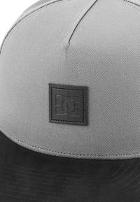 Gambar TOPI PRIA TERBARU DC ORIGINAL BRACKERS 3 CAP HITAM-ABU KEREN dari Resonansi Shop undefined 3 Tokopedia