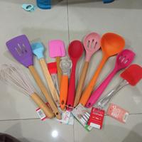 Gambar OBRAL SALE!! Spatula Sutil Silicone Gagang Kayu Oil Brush Soup Kocokan - AK0433 dari HomeRepublic undefined 1 Tokopedia