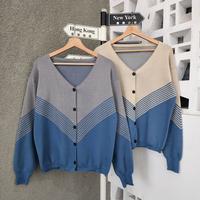 Gambar Sweater Rajut V Salur Premium / Rajut Komputer Tebal dan Lembut - Hitam Putih dari Keiruushop undefined 2 Tokopedia