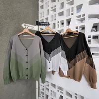 Gambar Sweater Rajut V Salur Premium / Rajut Komputer Tebal dan Lembut - Hitam Putih dari Keiruushop undefined 1 Tokopedia