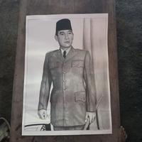 Gambar lukisan Ir. Soekarno pensil besar 40x60cm bung Karno dari Trisari2 undefined 1 Tokopedia