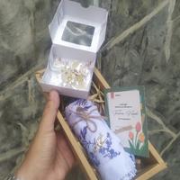 Gambar Gift Box hari guru/har ibu kado ultah/wisuda hijab+bros mutiara lombok dari AdeevaYhara Shop undefined 1 Tokopedia