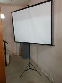 Gambar Layar Projector Motorized 70'', 100'' dan 120'' Remote Otomatis dari UK Store undefined 5 Tokopedia