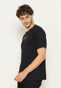 Gambar HEMMEH Kaos Pria Hitam Garage T-Shirt Hitam - M dari HEMMEH.ID undefined 3 Tokopedia