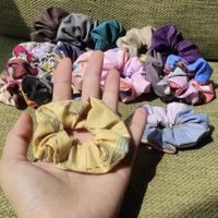 Gambar scruncies scrunchie scrunchy ikat rambut konde cepol hijab cepolan dari D3 GROSIR undefined 2 Tokopedia