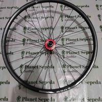Gambar Wheelset Belakang 27.5 Araya DM650 650B Hub Odessy Merah Jari SS Hitam dari Planet Sepeda Team undefined 1 Tokopedia