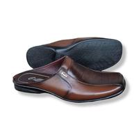 Gambar Sepatu Kulit Pria Bustong Sendal Sepatu Slop Pria Kulit Sapi Asli - Coklat WL 84, 39 dari Tokone Dhani undefined 2 Tokopedia