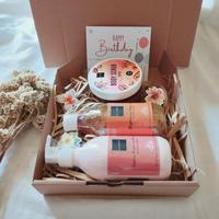 Gambar Hampers Scarlett Whitening Gift Box Hadiah Wedding Hampres Ramadhan - Isi 1 Pcs dari MhayOfficial undefined 1 Tokopedia