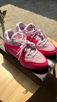Gambar Nike KD 16 "Aunt Pearl" FN4929-600 | 100% Original - 41 dari SNEAKERSHERITAGE undefined 4 Tokopedia