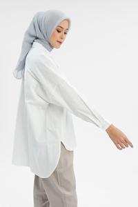 Gambar Syaline Hijab Abby Shirt Off-white - Kemeja Basic Oversized (Restock) - S/M, Putih dari Syaline Hijab undefined 4 Tokopedia