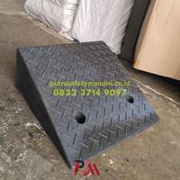 Gambar RUBBER RAMP TANJAKAN CARS WHEELCHAIR KARET HITAM 19.5 x 48 x 48 CM dari Sales Putra Safety Mandiri 1 Kota Administrasi Jakarta Barat 2 Tokopedia