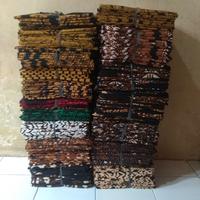 Gambar kain batik motif parang kombinasi warna hitam kuning dari Gusbatik undefined 3 Tokopedia