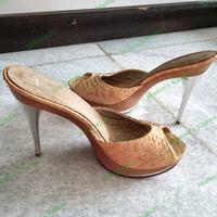 Gambar Sepatu Sendal Heels Bekas Pesta Hak Tinggi Strap Cewe Perempuan Guess dari Mama's Koken undefined 2 Tokopedia