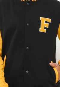 Gambar FILA Jaket Varsity Pria Phile - Black - M dari FILA Official Store undefined 4 Tokopedia