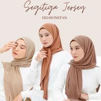 Gambar Jilbab Segitiga Instan Bahan Jersey - Hijab Viral - Kerudung Simpel - Black dari USHFURIYYAH HIJAB undefined 1 Tokopedia
