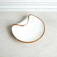 Gambar NUANZA PIRING KERAMIK PUTIH TEKUK / PLATE BENDING WHITE IVORY - D: 14 x T: 3,5 dari Nuanza Porcelain undefined 1 Tokopedia