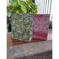 Gambar Paperbag paper bag tas kertas hajatan, souvenir ukuran R6 20x10x25 - Motif Tebal dari stokist0539 undefined 4 Tokopedia