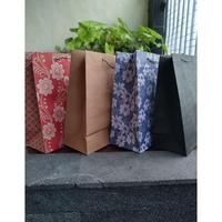 Gambar Paperbag paper bag tas kertas hajatan, souvenir ukuran R6 20x10x25 - Motif Tebal dari stokist0539 undefined 5 Tokopedia