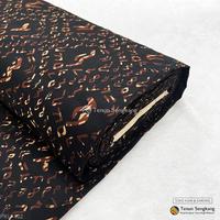 Gambar Kain Tenun Batik Lontara Bugis Makassar Hitam - Tenun Sengkang PKU - Putih dari Tenun Sengkang undefined 4 Tokopedia