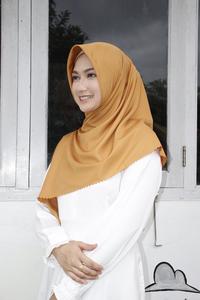 Gambar MEERA Hijab Pashmina Ultrasatin Square Premium Polos - Flash Pink dari Sabiekah Official Store undefined 5 Tokopedia