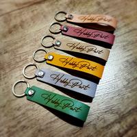 Gambar Gantungan Kunci Kulit Ukir Nama Laser Engraving Keychain - Coklat (baru) dari Hobby-Part undefined 1 Tokopedia