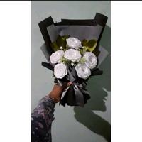 Gambar Bucket bunga bucket wisuda bucket hadiah - Cream dari indrianiiishop undefined 4 Tokopedia