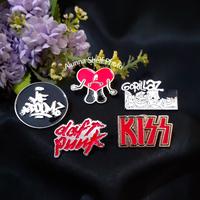 Gambar Pin Enamel Tema Music Band Singer Musik | Brooch Aksesoris Bros - Bad Bunny dari Alunna Shelf undefined 1 Tokopedia