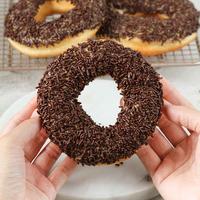 Gambar Donat Ring Coklat Meses | Meses Ceres | Roti Kue Donat dari Momolin Bakery undefined 2 Tokopedia