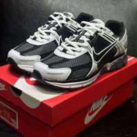 Gambar Nike Zoom Vomero 5 Dark Grey dari HypesneakersID undefined 1 Tokopedia