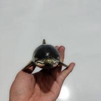 Gambar Patung Lumba-lumba Logam Kuningan Dolphin Brass Statue Dekorasi Hiasan - Gold dari Mentari Bali Craft undefined 4 Tokopedia