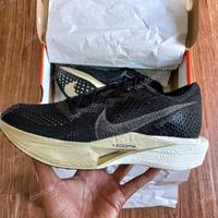 Gambar Nike ZoomX Vaporfly Next% 3 Black Gold Men Running Shoes Original BNIB - 9.5 dari prekitroom undefined 3 Tokopedia