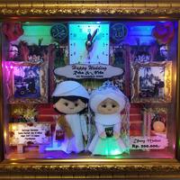 Gambar Boneka Flanel Pengantin Kemas Frame Kaca dengan jam dan lampu - Palembang dari Boneka Mahar undefined 2 Tokopedia