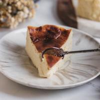 Gambar Original Basque Burnt Cheesecake - kue ulang tahun dan hari raya - 12cm dari AngelCakery Alam Sutera undefined 4 Tokopedia