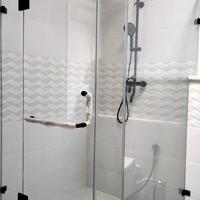 Gambar Partisi Kaca Mandi Sekat Shower Tempered 12mm Pesanan Bu Feny dari Glassco Kaca undefined 3 Tokopedia