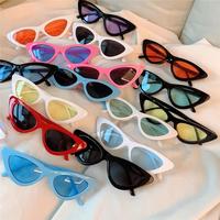 Gambar kacamata hitam cat eye segi tiga sunglasses triangle uzzlang Unisex - Putih dari Hey Wook undefined 2 Tokopedia