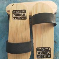 Gambar sandal kayu tali karet ban bekas dari PENGRAJIN SANDAL WUDHU undefined 3 Tokopedia